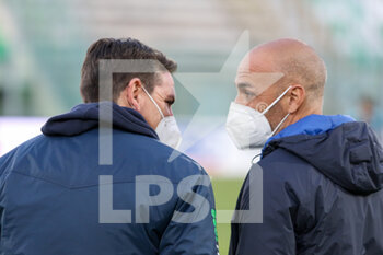 2022-01-30 - Giuseppe Colombo (allenatore Monopoli) e Roberto Taurino (allenatore Virtus Francavilla) si salutano durante il riscaldamento - MONOPOLI VS VIRTUS FRANCAVILLA - ITALIAN SERIE C - SOCCER