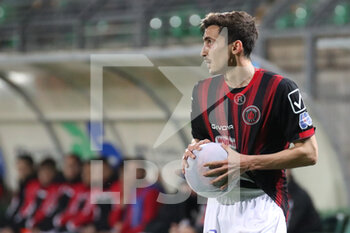 2022-02-19 - Alberto Rizzo (Foggia) asciuga il pallone con la maglia prima della rimessa laterale - MONOPOLI VS FOGGIA - ITALIAN SERIE C - SOCCER