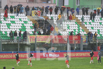 2022-03-05 - I tifosi giunti da Catanzaro preparano i loro striscioni e si riparano dalla pioggia prima del match Monopoli Catanzaro - MONOPOLI VS CATANZARO - ITALIAN SERIE C - SOCCER