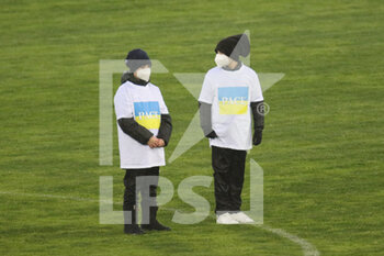 2022-03-05 - Alcuni giocatori degli allievi del Monopoli mostrano un messaggio di pace per l'Ucraina - MONOPOLI VS CATANZARO - ITALIAN SERIE C - SOCCER