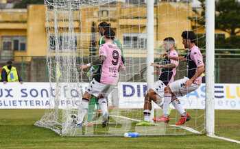 2022-03-27 - Matteo Luigi Brunori (9) Palermo F.C. raccoglie la palla dalla rete dopo aver realizzato il rigore del 1-1 - PAGANESE VS PALERMO - ITALIAN SERIE C - SOCCER