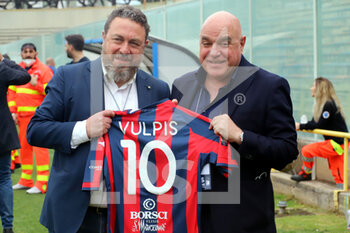 2022-04-16 - Massimo Giove president Taranto Calcio deliver to Vulpis a souvernir shirt. - TARANTO VS BARI - ITALIAN SERIE C - SOCCER