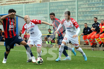 2022-04-16 - Vincent De Maria TarantoF.C. in dribling up SSC Bari Cristian Galano and Francesco Belli. - TARANTO VS BARI - ITALIAN SERIE C - SOCCER