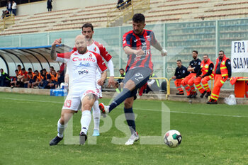 2022-04-16 - Taranto F.C. Vincent De Maria thwarted by SSC Bari Cristian Galano. - TARANTO VS BARI - ITALIAN SERIE C - SOCCER