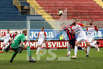 2022-04-16 - Taranto F.C. Giuseppe giovinco thwarted by SSC Bari Valerio Di Cesare. - TARANTO VS BARI - ITALIAN SERIE C - SOCCER
