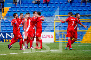 2022-05-01 - Pro Patria players celebrate goal 0-1 during the Lega Pro 2021/22 football match between Lecco and Pro Patria 1919 at Rigamonti-Ceppi, Lecco, Italy on May 1, 2022 - PLAYOFF - LECCO VS PRO PATRIA - ITALIAN SERIE C - SOCCER