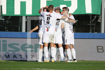 2022-11-13 - Foggia players celebrating Davide Di Pasquale (Foggia) goal - MONOPOLI VS FOGGIA - ITALIAN SERIE C - SOCCER