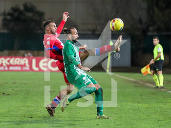 2022-12-11 - Luigi Cuppone (#27 - Pescara) vies the ball with Orlando Viteritti (#77 - Monopoli) - MONOPOLI VS PESCARA - ITALIAN SERIE C - SOCCER
