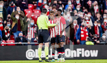 2022-01-20 - Nico Williams and Inaki Williams of Athletic Club talk to the referee during the Spanish Cup, Copa del Rey, round of 16 football match between Athletic Club and FC Barcelona on January 20, 2022 at San Mames stadium in Bilbao, Spain - ATHLETIC CLUB VS FC BARCELONA - SPANISH CUP - SOCCER