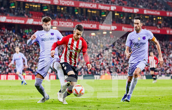 2022-01-20 - Alex Berenguer of Athletic Club and Gerard Pique, Sergio Busquets of FC Barcelona during the Spanish Cup, Copa del Rey, round of 16 football match between Athletic Club and FC Barcelona on January 20, 2022 at San Mames stadium in Bilbao, Spain - ATHLETIC CLUB VS FC BARCELONA - SPANISH CUP - SOCCER