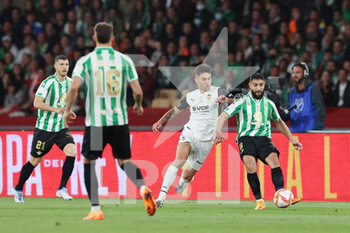 2022-04-23 - Nabil Fekir of Real Betis during the Spanish Cup, Copa del Rey, Final football match between Real Betis Balompie and Valencia CF on April 23, 2022 at Estadio de la Cartuja in Sevilla, Spain - FINAL - REAL BETIS BALOMPIE VS VALENCIA CF - SPANISH CUP - SOCCER