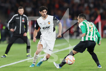 2022-04-23 - Goncalo Guedes of Valencia and Juan Miguel "Juanmi" Jimenez of Real Betis during the Spanish Cup, Copa del Rey, Final football match between Real Betis Balompie and Valencia CF on April 23, 2022 at Estadio de la Cartuja in Sevilla, Spain - FINAL - REAL BETIS BALOMPIE VS VALENCIA CF - SPANISH CUP - SOCCER