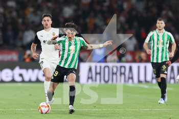 2022-04-23 - Hector Bellerin of Real Betis during the Spanish Cup, Copa del Rey, Final football match between Real Betis Balompie and Valencia CF on April 23, 2022 at Estadio de la Cartuja in Sevilla, Spain - FINAL - REAL BETIS BALOMPIE VS VALENCIA CF - SPANISH CUP - SOCCER