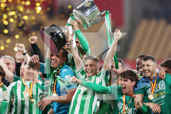 2022-04-23 - Joaquin Sanchez of Real Betis with his teammates celebrate the victory with the Cup trophy after winning the Spanish Cup, Copa del Rey, Final football match between Real Betis Balompie and Valencia CF on April 23, 2022 at Estadio de la Cartuja in Sevilla, Spain - FINAL - REAL BETIS BALOMPIE VS VALENCIA CF - SPANISH CUP - SOCCER