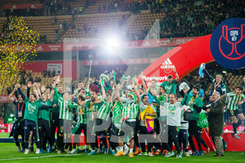 2022-04-23 - Players of Real Betis celebrate the victory with the Cup trophy after winning the Spanish Cup, Copa del Rey, Final football match between Real Betis Balompie and Valencia CF on April 23, 2022 at Estadio de la Cartuja in Sevilla, Spain - FINAL - REAL BETIS BALOMPIE VS VALENCIA CF - SPANISH CUP - SOCCER