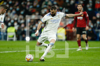 2022-01-08 - Karim Benzema of Real Madrid scores a goal during the Spanish championship La liga football match between Real Madrid and Valencia CF on January 8, 2022 at Santiago Bernabeu stadium in Madrid, Spain - REAL MADRID VS VALENCIA CF - SPANISH LA LIGA - SOCCER