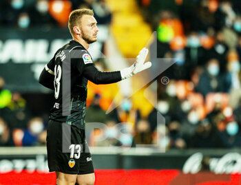 2022-01-19 - Jasper Cillessen of Valencia in action during the Spanish championship La Liga football match between Valencia CF and Sevilla FC on January 19, 2022 at the Mestalla Stadium in Valencia, Spain - VALENCIA CF VS SEVILLA FC - SPANISH LA LIGA - SOCCER