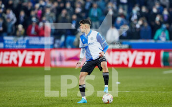 2022-01-23 - Edgar Mendez of Deportivo Alaves in action during the Spanish championship La Liga football match between Deportivo Alaves and FC Barcelona on January 23, 2022 at Mendizorroza stadium in Vitoria, Spain - DEPORTIVO ALAVES VS FC BARCELONA - SPANISH LA LIGA - SOCCER
