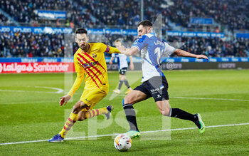 2022-01-23 - Sergio Busquets of FC Barcelona and Luis Rioja of Deportivo Alaves during the Spanish championship La Liga football match between Deportivo Alaves and FC Barcelona on January 23, 2022 at Mendizorroza stadium in Vitoria, Spain - DEPORTIVO ALAVES VS FC BARCELONA - SPANISH LA LIGA - SOCCER