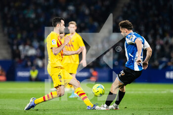 2022-02-13 - Sergio Busquets of FC Barcelona and Keidi Bare of Espanyol during the Spanish championship La Liga football match between RCD Espanyol and FC Barcelona on February 13, 2022 at RCD Stadium in Barcelona, Spain - RCD ESPANYOL VS FC BARCELONA - SPANISH LA LIGA - SOCCER