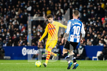 2022-02-13 - Gerard Pique of FC Barcelona during the Spanish championship La Liga football match between RCD Espanyol and FC Barcelona on February 13, 2022 at RCD Stadium in Barcelona, Spain - RCD ESPANYOL VS FC BARCELONA - SPANISH LA LIGA - SOCCER