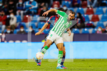 2022-02-13 - Borja Iglesias of Real Betis during the Spanish championship La Liga football match between Levante UD and Real Betis Balompie on February 13, 2022 at the Ciutat de Valencia Stadium in Valencia, Spain - LEVANTE UD VS REAL BETIS BALOMPIE - SPANISH LA LIGA - SOCCER