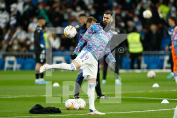 2022-02-19 - Karim Benzema of Real Madrid warms up during the Spanish championship La Liga football match between Real Madrid and Deportivo Alaves on February 19, 2022 at Santiago Bernabeu stadium in Madrid, Spain - REAL MADRID VS DEPORTIVO ALAVES - SPANISH LA LIGA - SOCCER