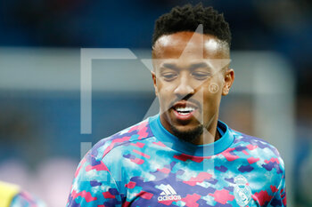 2022-02-19 - Eder Militao of Real Madrid warms up during the Spanish championship La Liga football match between Real Madrid and Deportivo Alaves on February 19, 2022 at Santiago Bernabeu stadium in Madrid, Spain - REAL MADRID VS DEPORTIVO ALAVES - SPANISH LA LIGA - SOCCER