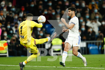 2022-02-19 - Fernando Pacheco of Alaves and Marco Asensio of Real Madrid during the Spanish championship La Liga football match between Real Madrid and Deportivo Alaves on February 19, 2022 at Santiago Bernabeu stadium in Madrid, Spain - REAL MADRID VS DEPORTIVO ALAVES - SPANISH LA LIGA - SOCCER