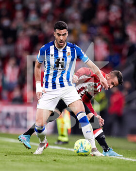 2022-02-20 - Mikel Merino of Real Sociedad competes for the ball with Alex Berenguer of Athletic Club during the Spanish championship La Liga football match between Athletic Club and Real Sociedad on February 20, 2022 at San Mames stadium in Bilbao, Spain - ATHLETIC CLUB VS REAL SOCIEDAD - SPANISH LA LIGA - SOCCER