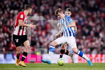 2022-02-20 - Alexander Sorloth of Real Sociedad competes for the ball with Dani Garcia of Athletic Club during the Spanish championship La Liga football match between Athletic Club and Real Sociedad on February 20, 2022 at San Mames stadium in Bilbao, Spain - ATHLETIC CLUB VS REAL SOCIEDAD - SPANISH LA LIGA - SOCCER
