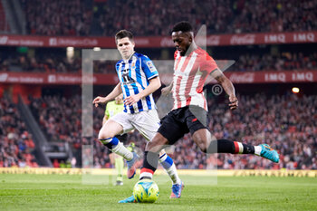 2022-02-20 - Inaki Williams of Athletic Club competes for the ball with Igor Zubeldia of Real Sociedad during the Spanish championship La Liga football match between Athletic Club and Real Sociedad on February 20, 2022 at San Mames stadium in Bilbao, Spain - ATHLETIC CLUB VS REAL SOCIEDAD - SPANISH LA LIGA - SOCCER