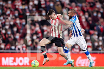2022-02-20 - Oihan Sancet of Athletic Club competes for the ball with Rafael Alcantara Rafinha of Real Sociedad during the Spanish championship La Liga football match between Athletic Club and Real Sociedad on February 20, 2022 at San Mames stadium in Bilbao, Spain - ATHLETIC CLUB VS REAL SOCIEDAD - SPANISH LA LIGA - SOCCER