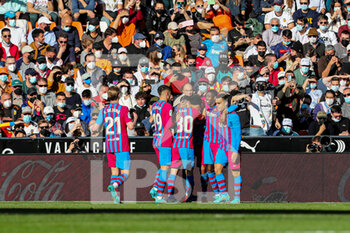 2022-02-20 - Pierre Emerick Aubameyang of FC Barcelona celebrates a goal with teammates during the Spanish championship La Liga football match between Valencia CF and FC Barcelona on February 20, 2022 at the Mestalla Stadium in Valencia, Spain - VALENCIA CF VS FC BARCELONA - SPANISH LA LIGA - SOCCER