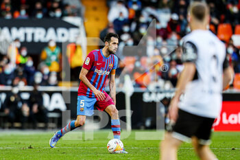2022-02-20 - Sergio Busquets of FC Barcelona during the Spanish championship La Liga football match between Valencia CF and FC Barcelona on February 20, 2022 at the Mestalla Stadium in Valencia, Spain - VALENCIA CF VS FC BARCELONA - SPANISH LA LIGA - SOCCER