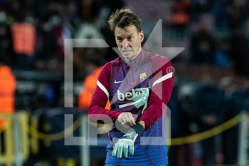 2022-02-27 - Norberto "Neto" Murara of FC Barcelona warms up during the Spanish championship, La Liga football match between FC Barcelona and Athletic Club on February 27, 2022 at Camp Nou stadium in Barcelona, Spain - FC BARCELONA VS ATHLETIC CLUB - SPANISH LA LIGA - SOCCER
