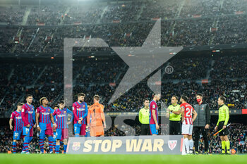 2022-02-27 - Players of FC Barcelona and Athletic Club pose for photo with a âStop Warâ slogan about Russia-Ukraine war before the Spanish championship, La Liga football match between FC Barcelona and Athletic Club on February 27, 2022 at Camp Nou stadium in Barcelona, Spain - FC BARCELONA VS ATHLETIC CLUB - SPANISH LA LIGA - SOCCER
