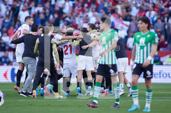 2022-02-27 - Players of Sevilla FC celebrate the victory during the Spanish championship, La Liga football match between Sevilla FC and Real Betis on February 27, 2022 at Ramon Sanchez-Pizjuan stadium in Sevilla, Spain - SEVILLA FC VS REAL BETIS - SPANISH LA LIGA - SOCCER