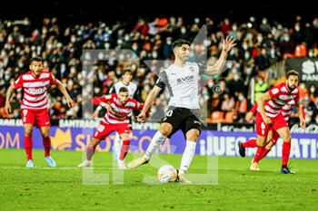 2022-03-05 - Carlos Soler of Valencia shoot for goal during the Spanish championship La Liga football match between Valencia CF and Granada CF on March 5, 2022 at the Mestalla Stadium in Valencia, Spain - VALENCIA CF VS GRANADA CF - SPANISH LA LIGA - SOCCER
