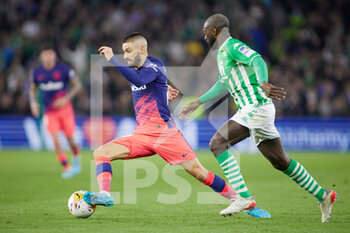 2022-03-06 - Yannick Carrasco of Atletico de Madrid and Youssouf Sabaly of Real Betis during the Spanish championship La Liga football match between Real Betis and Atletico de Madrid on March 6, 2022 at Benito Villamarin stadium in Sevilla, Spain - REAL BETIS VS ATLETICO DE MADRID - SPANISH LA LIGA - SOCCER