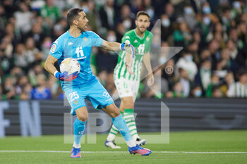 2022-03-06 - Claudio Bravo of Real Betis during the Spanish championship La Liga football match between Real Betis and Atletico de Madrid on March 6, 2022 at Benito Villamarin stadium in Sevilla, Spain - REAL BETIS VS ATLETICO DE MADRID - SPANISH LA LIGA - SOCCER