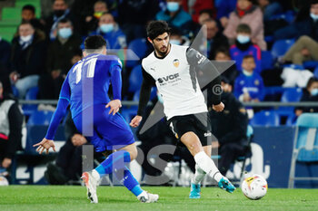2022-03-12 - Goncalo Guedes of Valencia and Carles Alena of Getafe during the Spanish championship La Liga football match between Getafe CF and Valencia CF on March 12, 2022 at Coliseum Alfonso Perez stadium in Getafe, Madrid, Spain - GETAFE CF VS VALENCIA CF - SPANISH LA LIGA - SOCCER
