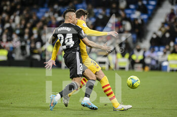 2022-03-20 - 20.03.2022, Madrid, Mariano Diaz of Real Madrid CF (L) battles for the ball with Gerard Pique of Fc Barcelona (R) during the La Liga match between Real Madrid and FC Barcelona at Estadio Santiago Bernabeu on 20 March 2022 in Madrid Spain. - REAL MADRID VS FC BARCELONA - SPANISH LA LIGA - SOCCER