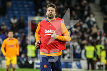 2022-03-20 - Gerard Pique of FC Barcelona warms up during the Spanish championship La Liga football match between Real Madrid and FC Barcelona on March 20, 2022 at Santiago Bernabeu stadium in Madrid, Spain - REAL MADRID VS FC BARCELONA - SPANISH LA LIGA - SOCCER