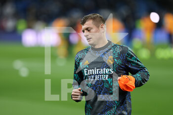 2022-03-20 - Toni Kroos of Real Madrid warms up during the Spanish championship La Liga football match between Real Madrid and FC Barcelona on March 20, 2022 at Santiago Bernabeu stadium in Madrid, Spain - REAL MADRID VS FC BARCELONA - SPANISH LA LIGA - SOCCER