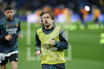 2022-03-20 - Luka Modric of Real Madrid warms up during the Spanish championship La Liga football match between Real Madrid and FC Barcelona on March 20, 2022 at Santiago Bernabeu stadium in Madrid, Spain - REAL MADRID VS FC BARCELONA - SPANISH LA LIGA - SOCCER