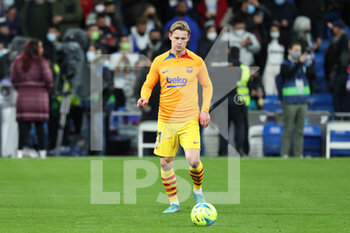 2022-03-20 - Frenkie de Jong of FC Barcelona warms up during the Spanish championship La Liga football match between Real Madrid and FC Barcelona on March 20, 2022 at Santiago Bernabeu stadium in Madrid, Spain - REAL MADRID VS FC BARCELONA - SPANISH LA LIGA - SOCCER