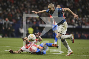 2022-04-02 - 02.04.2022, Madrid, Spain. Luis Suarez  of Atletico de Madrid (L) battles for the ball with Victor Laguardia (R) during the Liga Santander match between Atletico de Madrid and Deportivo Alaves at Estadio Wanda Metropolitano on 02 April 2022 in Madrid Spain. - ATLETICO DE MADRID VS DEPORTIVO ALAVES - SPANISH LA LIGA - SOCCER