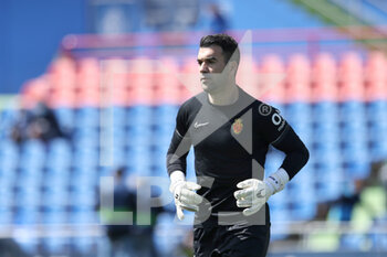 2022-04-02 - Manolo Reina of Mallorca warms up during the Spanish championship La Liga football match between Getafe CF and RCD Mallorca on april 2, 2022 at Coliseum Alfonso Perez in Getafe, Madrid, Spain - GETAFE CF VS RCD MALLORCA - SPANISH LA LIGA - SOCCER