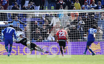 2022-04-02 - Sergio Rico of Mallorca stop the penalty shooted by Enes Unal of Getafe during the Spanish championship La Liga football match between Getafe CF and RCD Mallorca on april 2, 2022 at Coliseum Alfonso Perez in Getafe, Madrid, Spain - GETAFE CF VS RCD MALLORCA - SPANISH LA LIGA - SOCCER